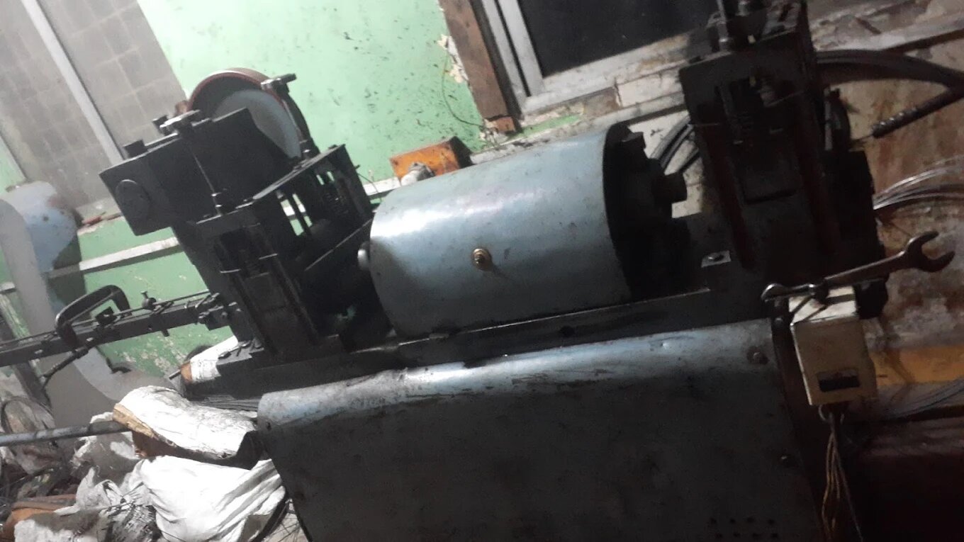 Precision spring coiling machine